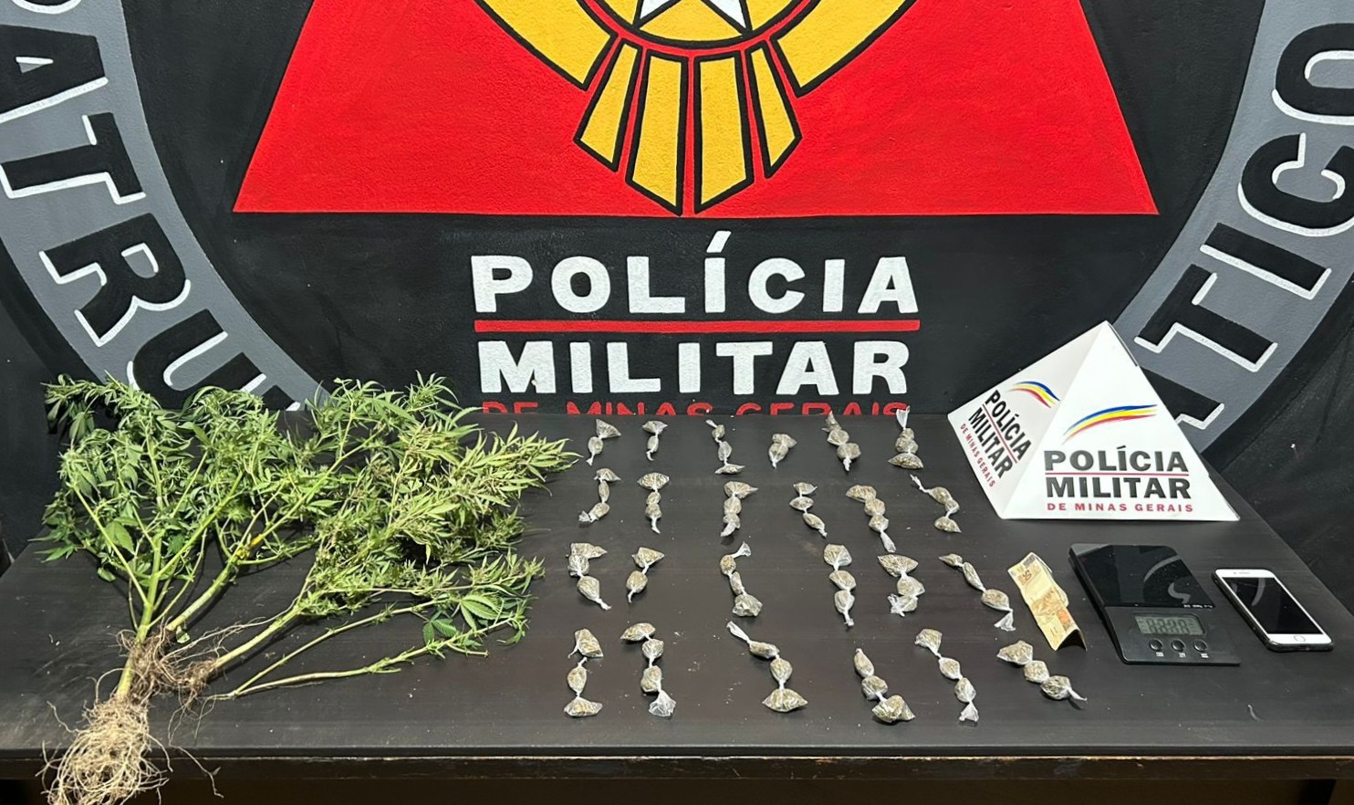 PM prende suspeito de tráfico em Cachoeira do Campo e investigações levam à casa em Itabirito