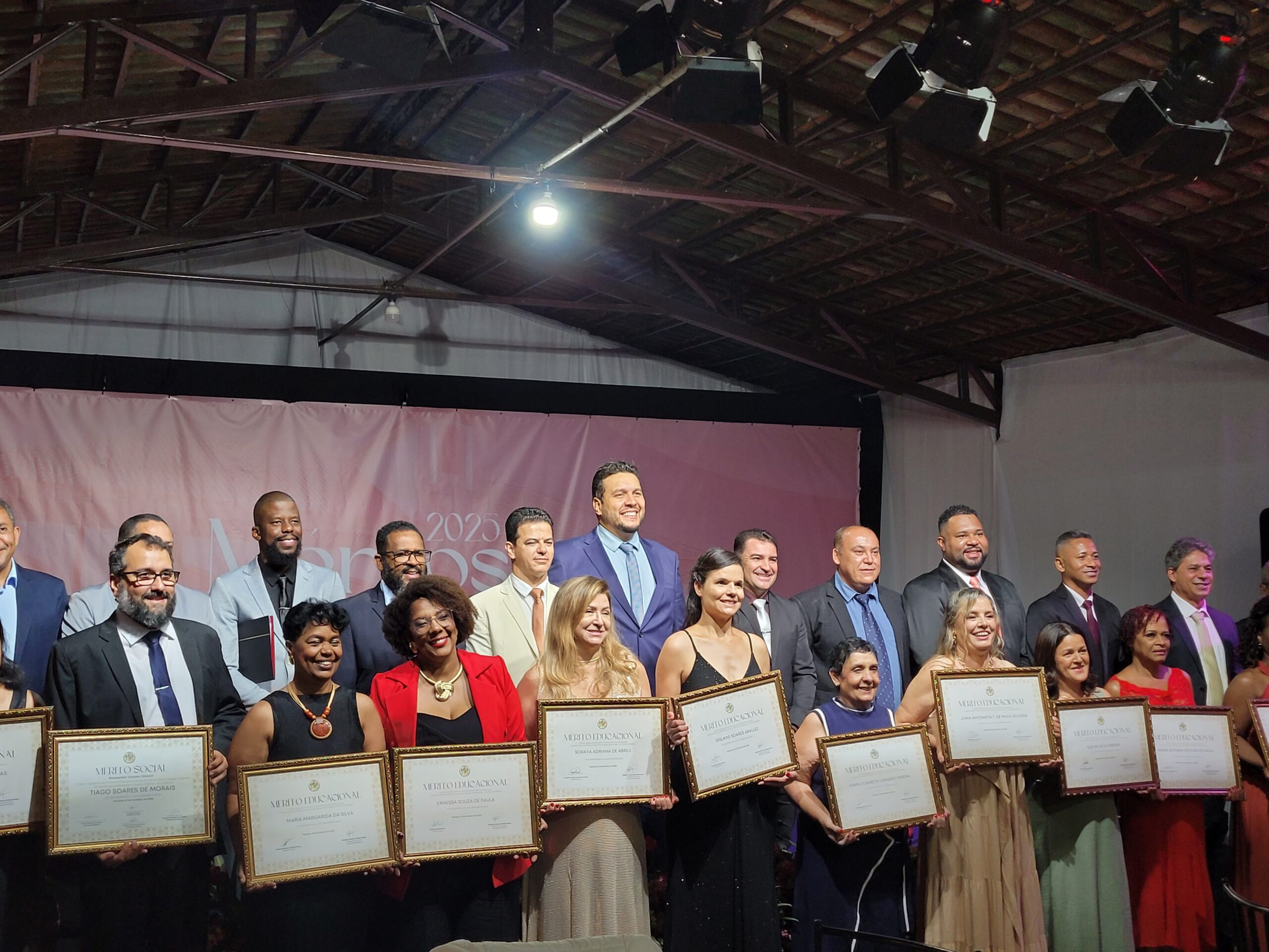 Câmara de Mariana homenageia professores e personalidades do município com Diploma de Mérito