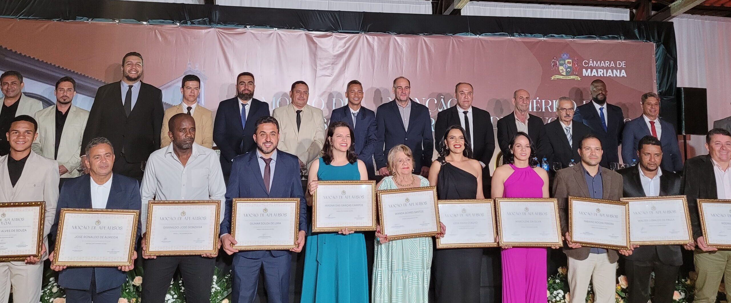Entrega de honrarias reúne personalidades e instituições em solenidade da Câmara de Mariana