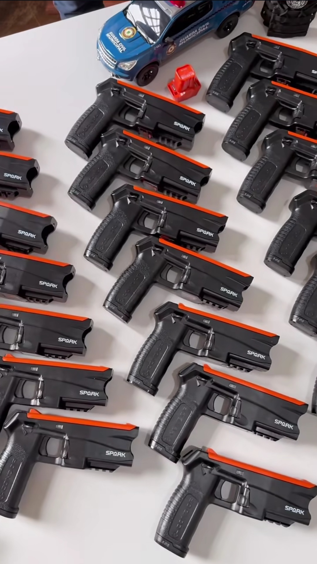Mais segurança nas ruas: agentes de segurança pública de Mariana recebem armas não letais para atuação