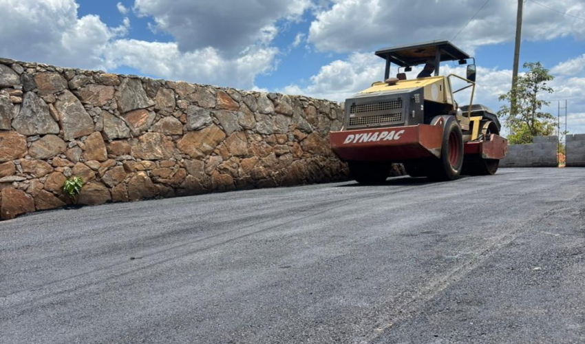 Prefeitura de Ouro Preto conclui pavimentação em novas ruas de Santo Antônio do Leite