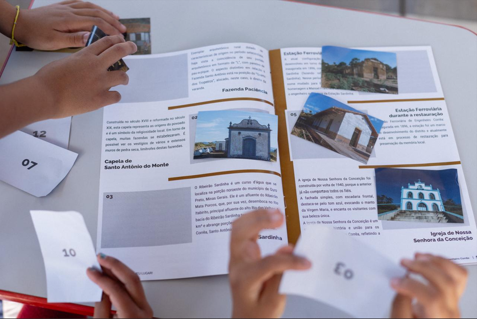 Alunos de distritos ouro-pretanos recebem álbuns de figurinhas sobre a história de Engenheiro Corrêa