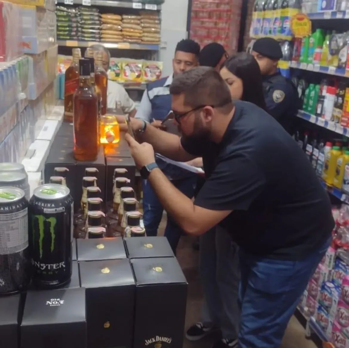 Operação do Procon Regional apreende produtos falsificados em Itabirito, incluindo bebidas alcóolicas