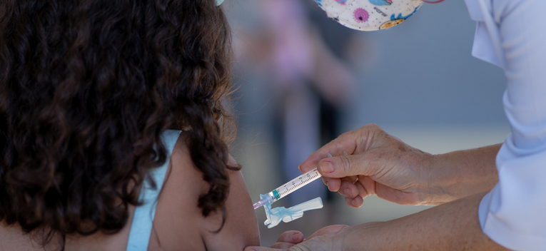 Vacinação em casa passa a ser garantida por lei para pessoas com Transtorno do Espectro Autista em Itabirito