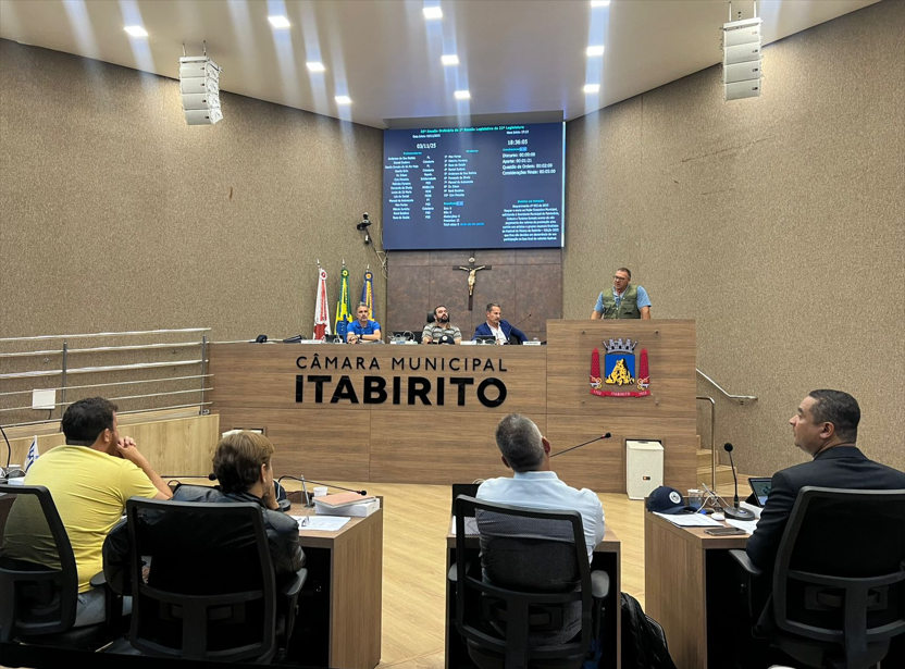 Primeira reunião de novembro na Câmara de Itabirito tem presença de secretário, extensa votação e homenagens a cidadãos e instituições
