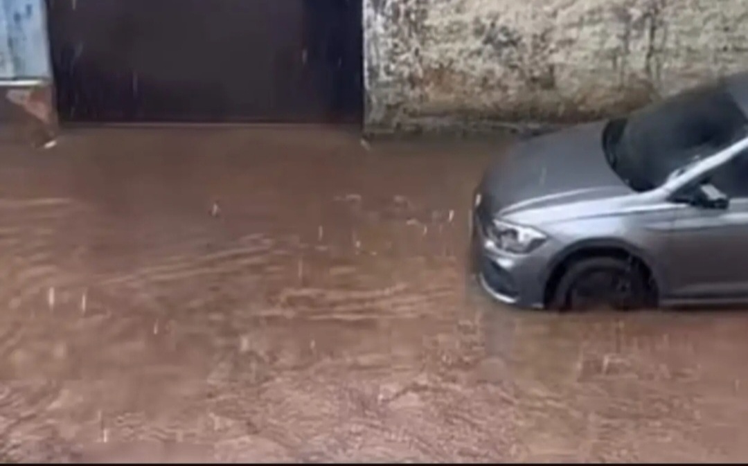 Bairro de Mariana alaga após dia de chuva intensa