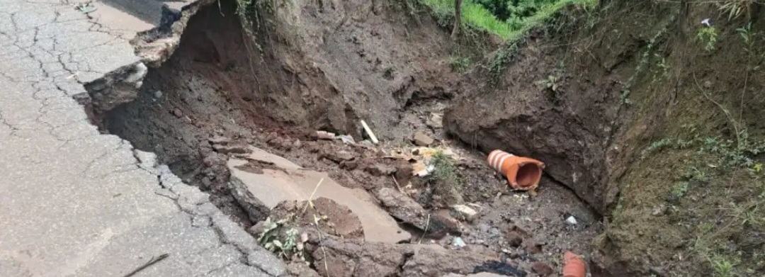 MG-129: erosão em rodovia provoca interdição da pista em Ouro Preto, Minas Gerais
