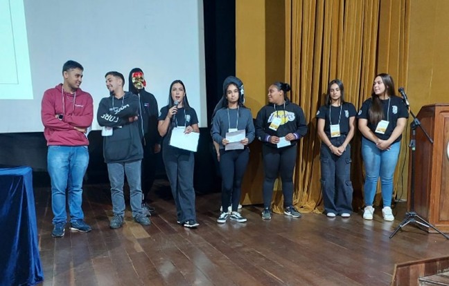 Jovens expõem vulnerabilidade digital nas escolas