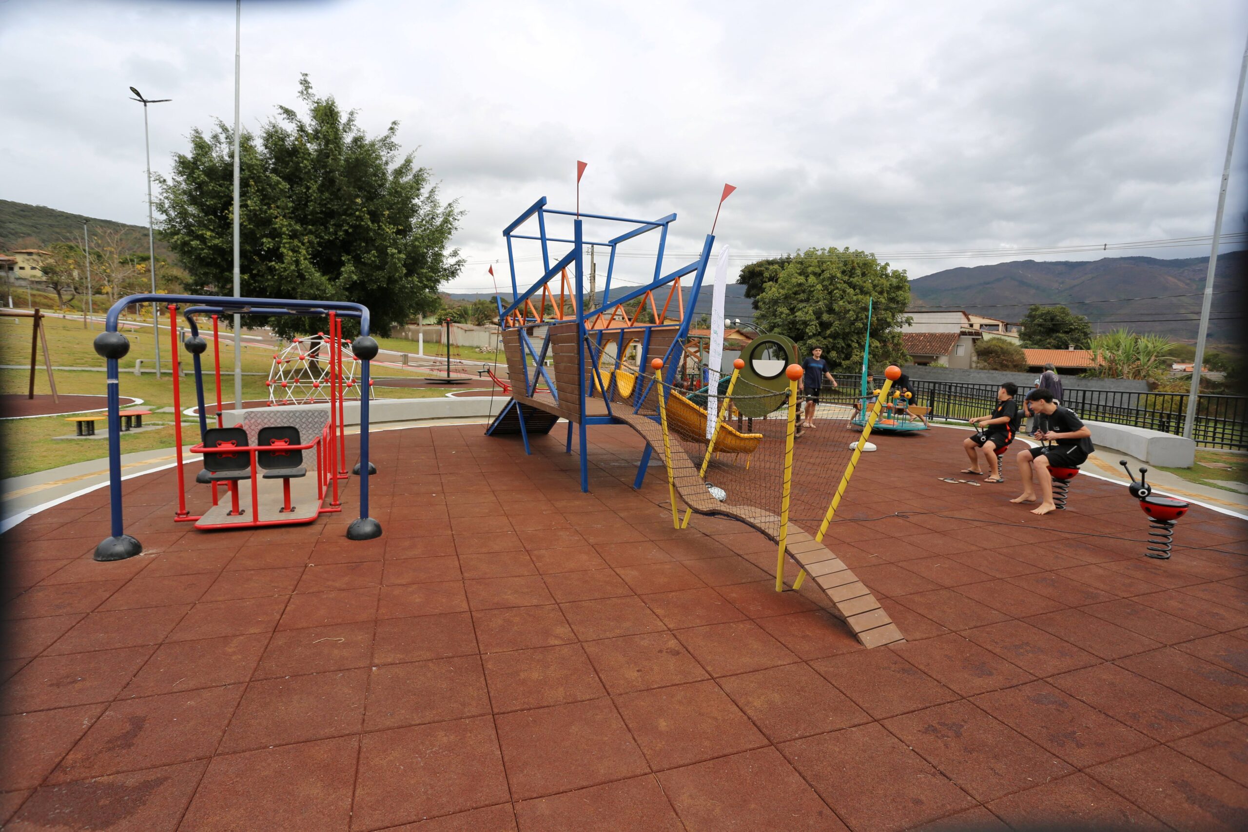Prefeitura de Ouro Preto entrega praça da Vila Residencial Antônio Pereira totalmente revitalizada