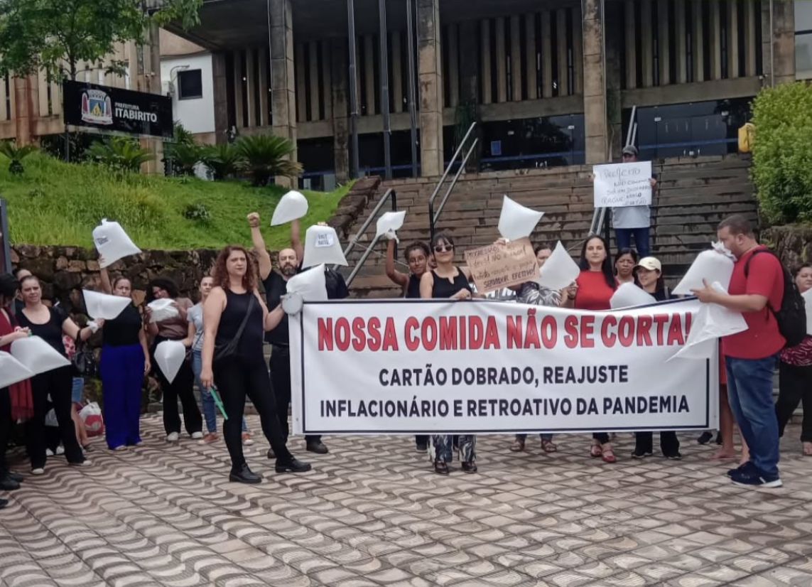Servidores municipais protestam na Câmara contra corte do Vale Natal e questionam falta de planejamento da Prefeitura de Itabirito