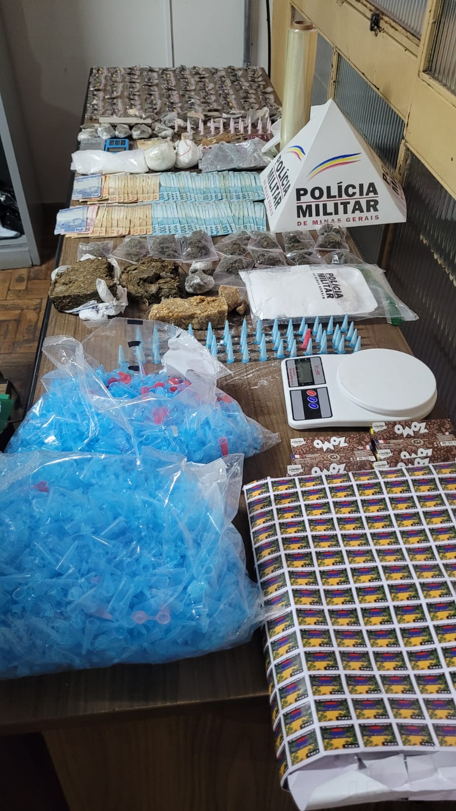 Ação da PM apreende grande quantidade de drogas e resulta em uma prisão no bairro Santa Rita