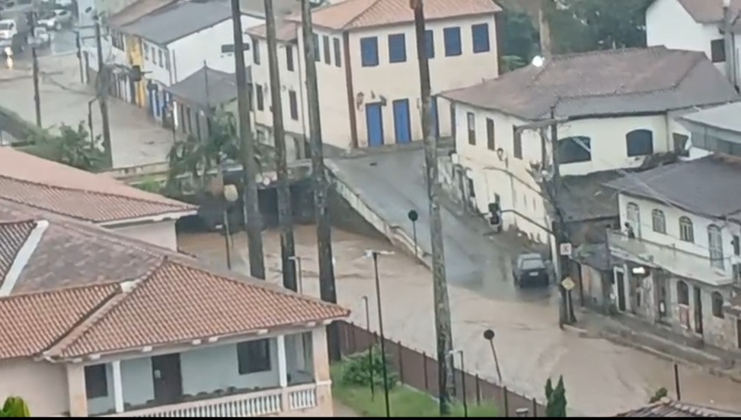 Mariana permanece em alerta após temporal que causou alagamentos e fez o Rio Ribeirão do Carmo transbordar