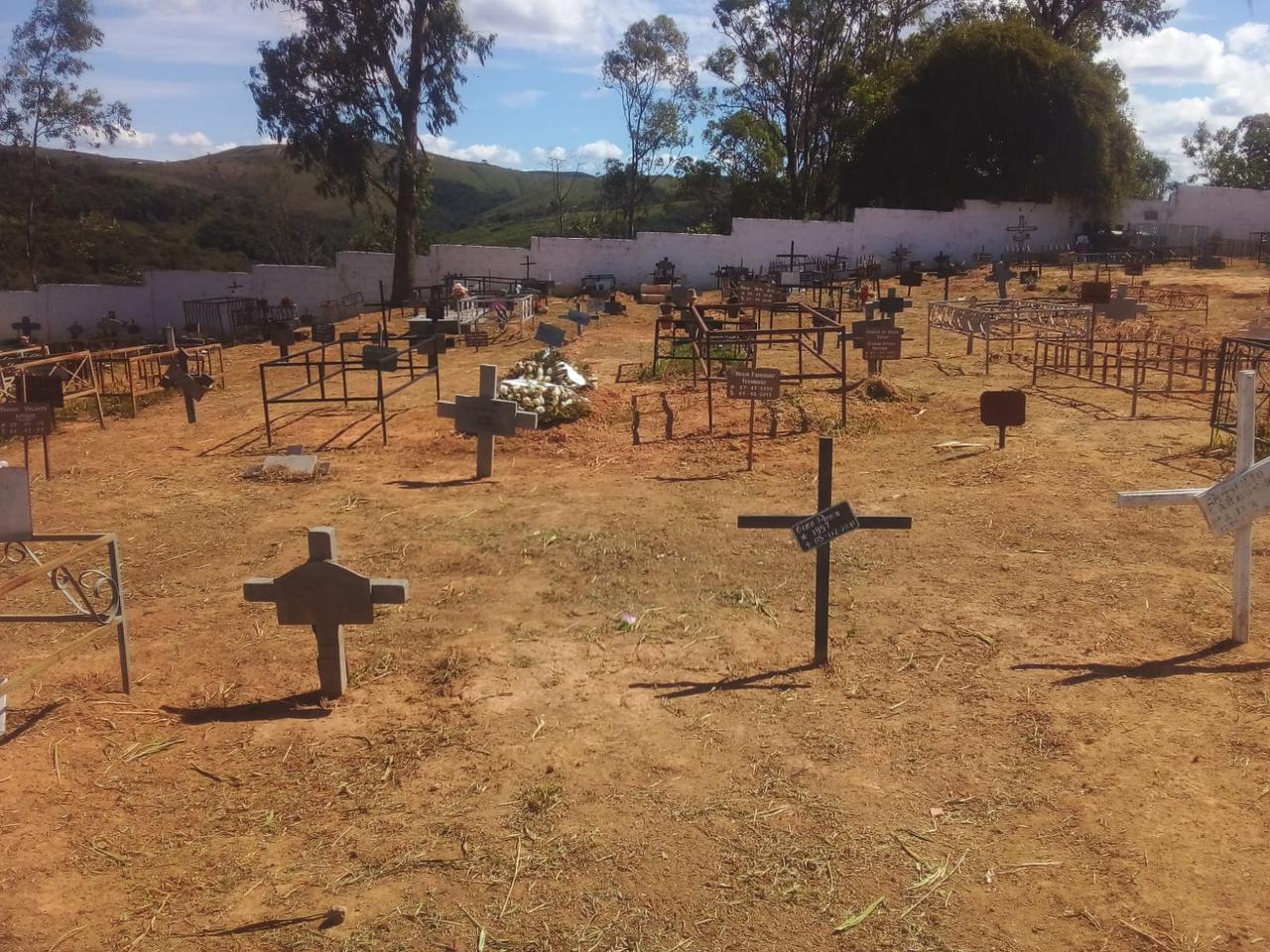 Prefeitura executa cronograma de limpeza e manutenção em cemitérios da cidade