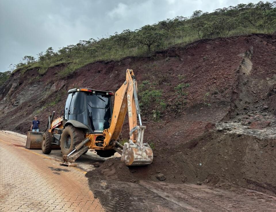 Após fortes chuvas, a Estrada da Purificação, que liga Ouro Preto a Antônio Pereira, passa por limpeza