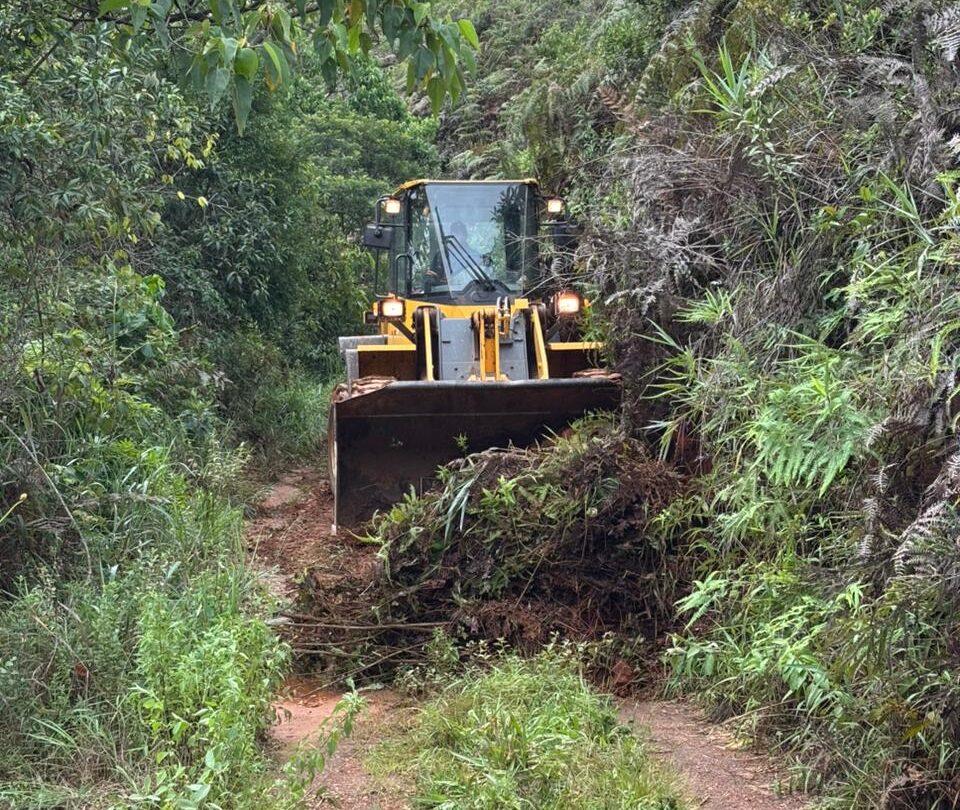 Atuação ágil da Prefeitura garante limpeza e trafegabilidade em estradas do município durante o fim de semana