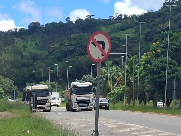 Denúncias expõem risco causado por carretas estacionadas irregularmente próximo à rodoviária de Itabirito
