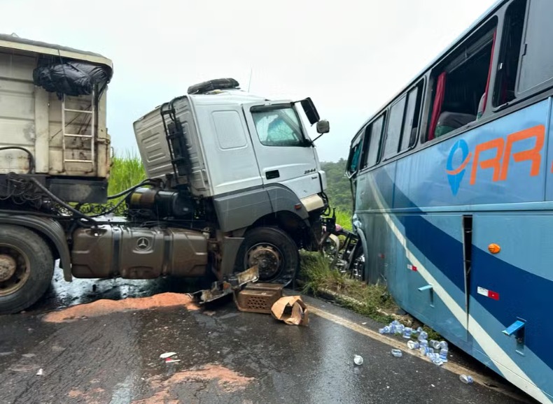 Grave acidente entre ônibus de turismo e carreta deixa um morto e 20 feridos na BR-356, em Muriaé