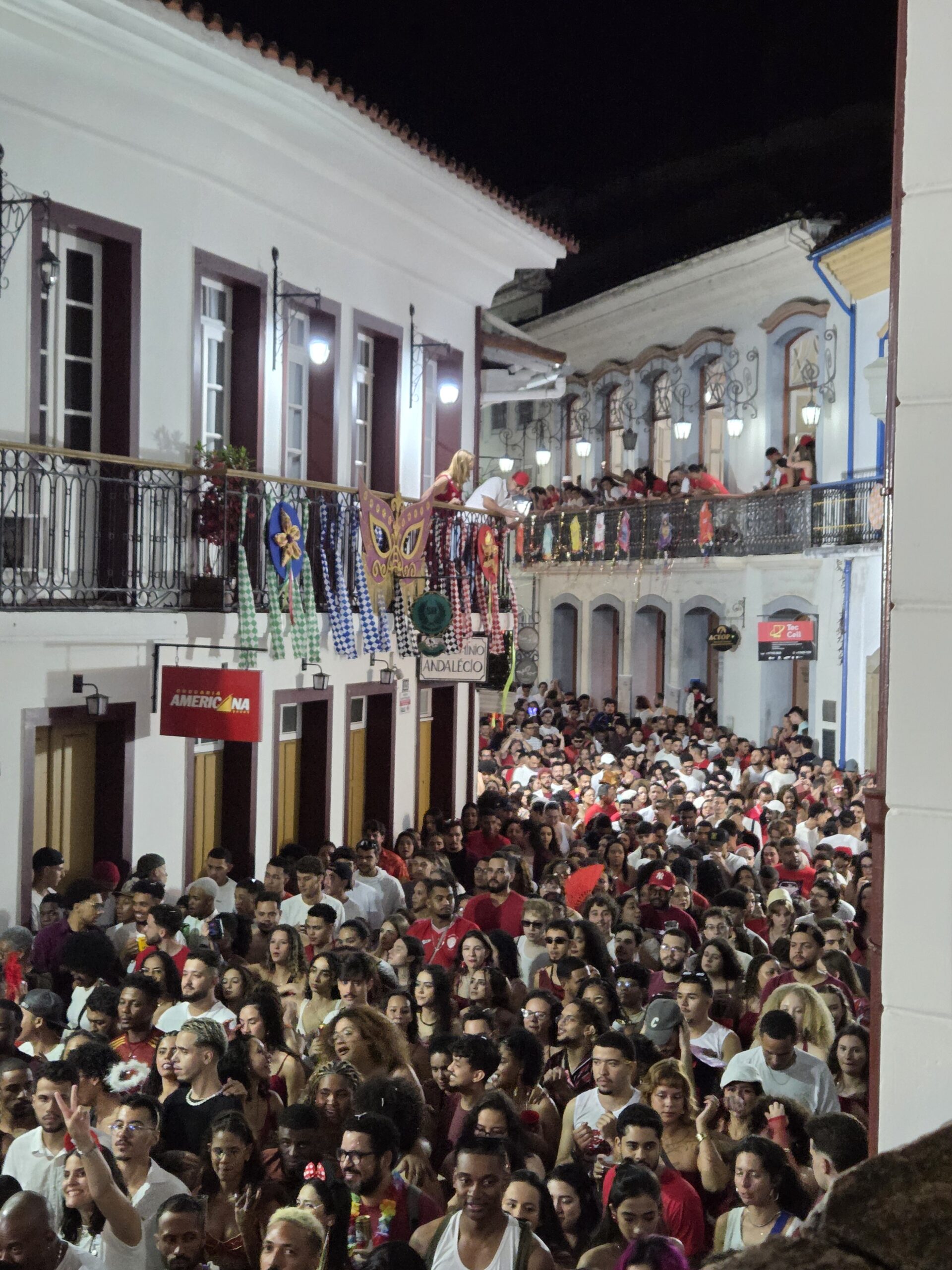 Abertura do Carnaval de Ouro Preto é marcada pelos tradicionais desfiles dos blocos nas ruas do centro histórico