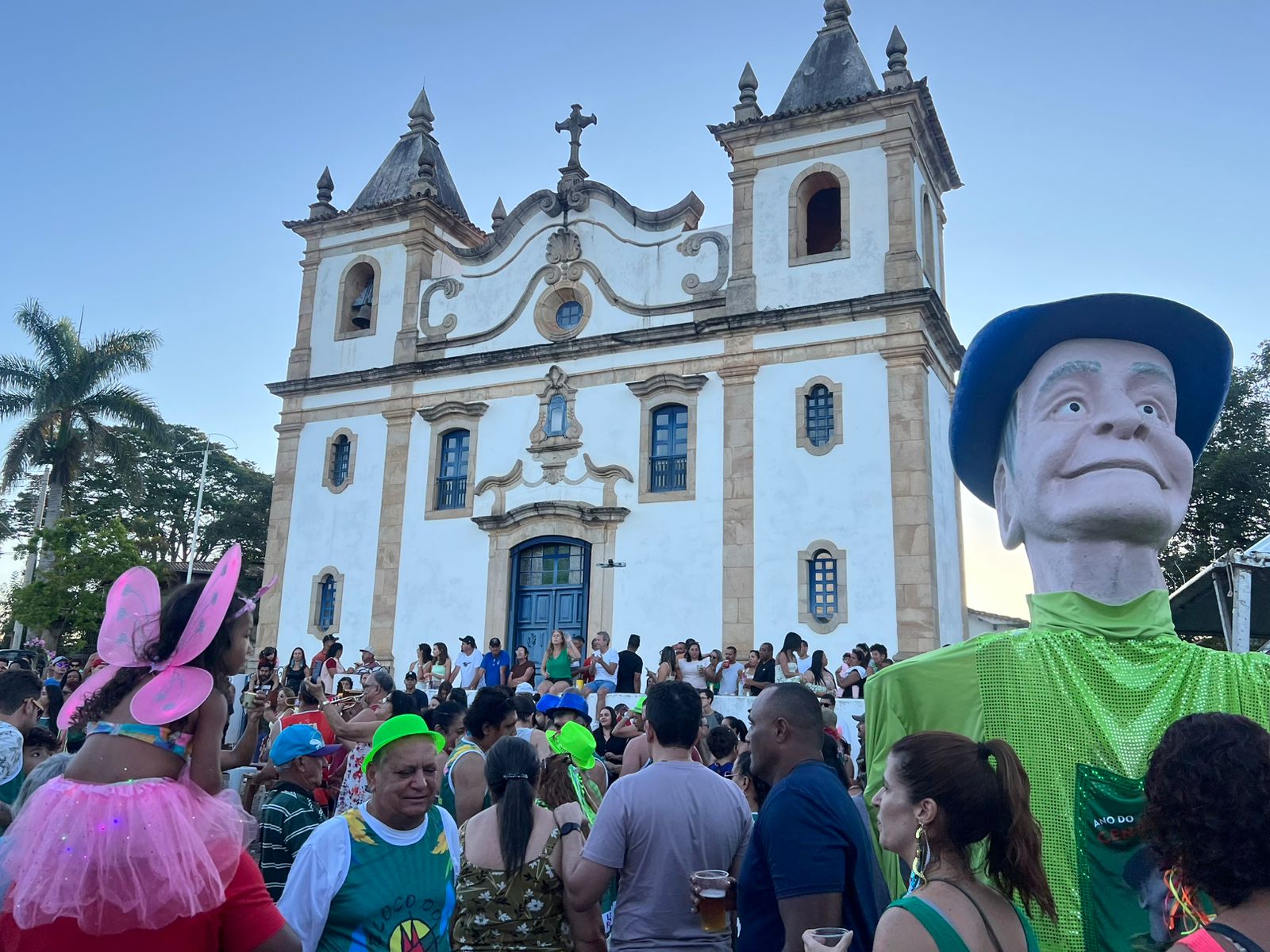 Pop-rock e marchinhas embalam domingo de Carnaval em Glaura com clima interiorano