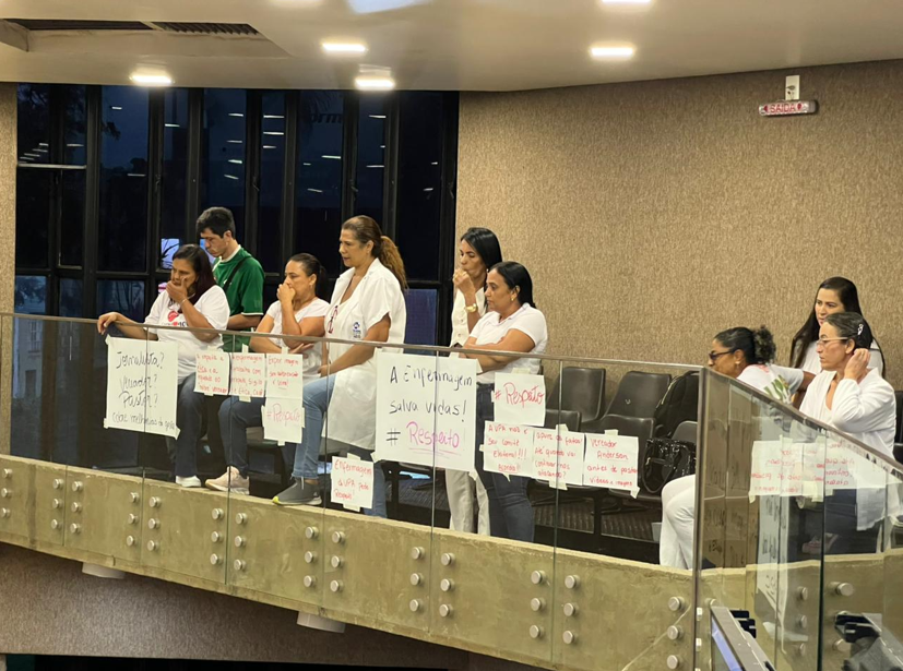 Itabirito: Protestos de enfermeiras e repúdio de vereadores a nova norma da Secretaria de Saúde pautam reunião da Câmara
