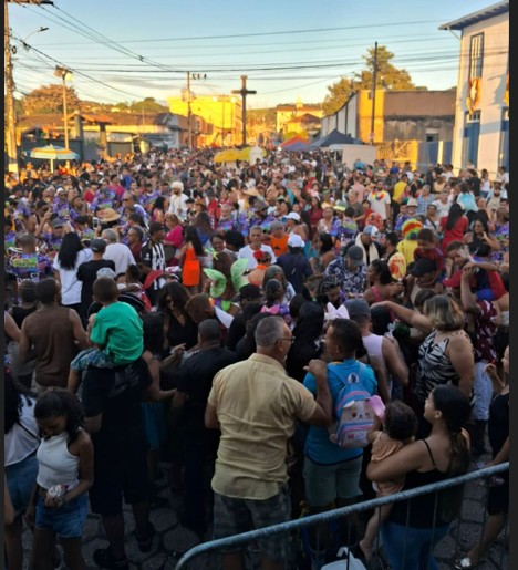 Vira Folha retorna às ruas em seu formato original e marca maior público do Carnaval em Cachoeira do Campo