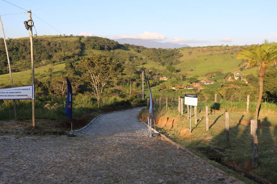 Parceria entre prefeitura de Ouro Preto e empresas da região viabiliza calçamento no Morro Carbaledo, no Maracujá