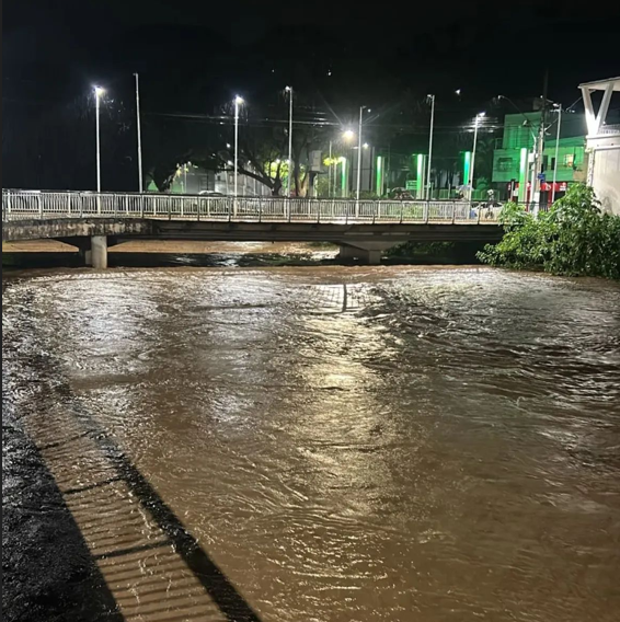 Tempestade provoca transtornos e coloca Itabirito em alerta após forte chuva