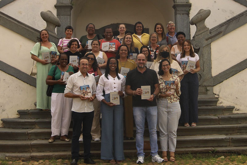 Vereador anuncia emenda impositiva para educação e entrega exemplares sobre a história da Arquidiocese de Mariana