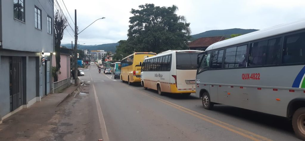 Protesto interdita rodovia de Mariana e causa congestionamento