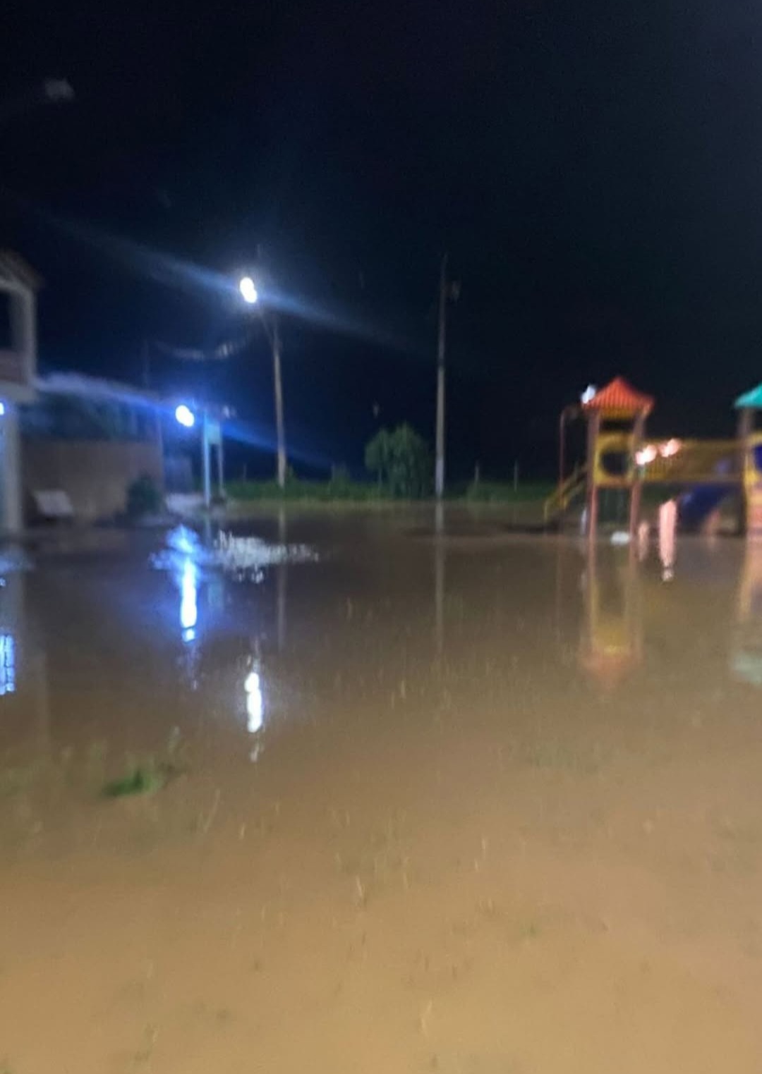 Chuvas: Temporal fazem rios transbordarem e provoca alagamentos em Mariana