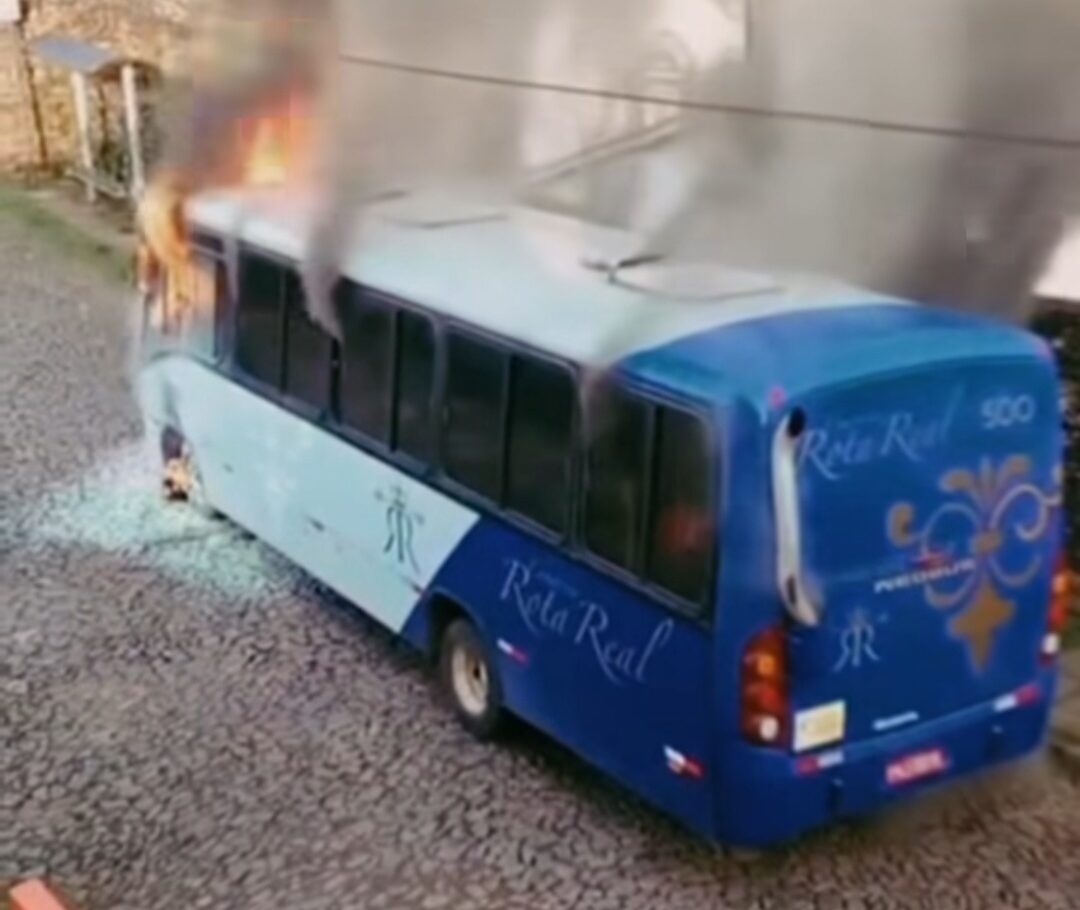 Incêndio em ônibus é registrado no Centro Histórico de Ouro Preto