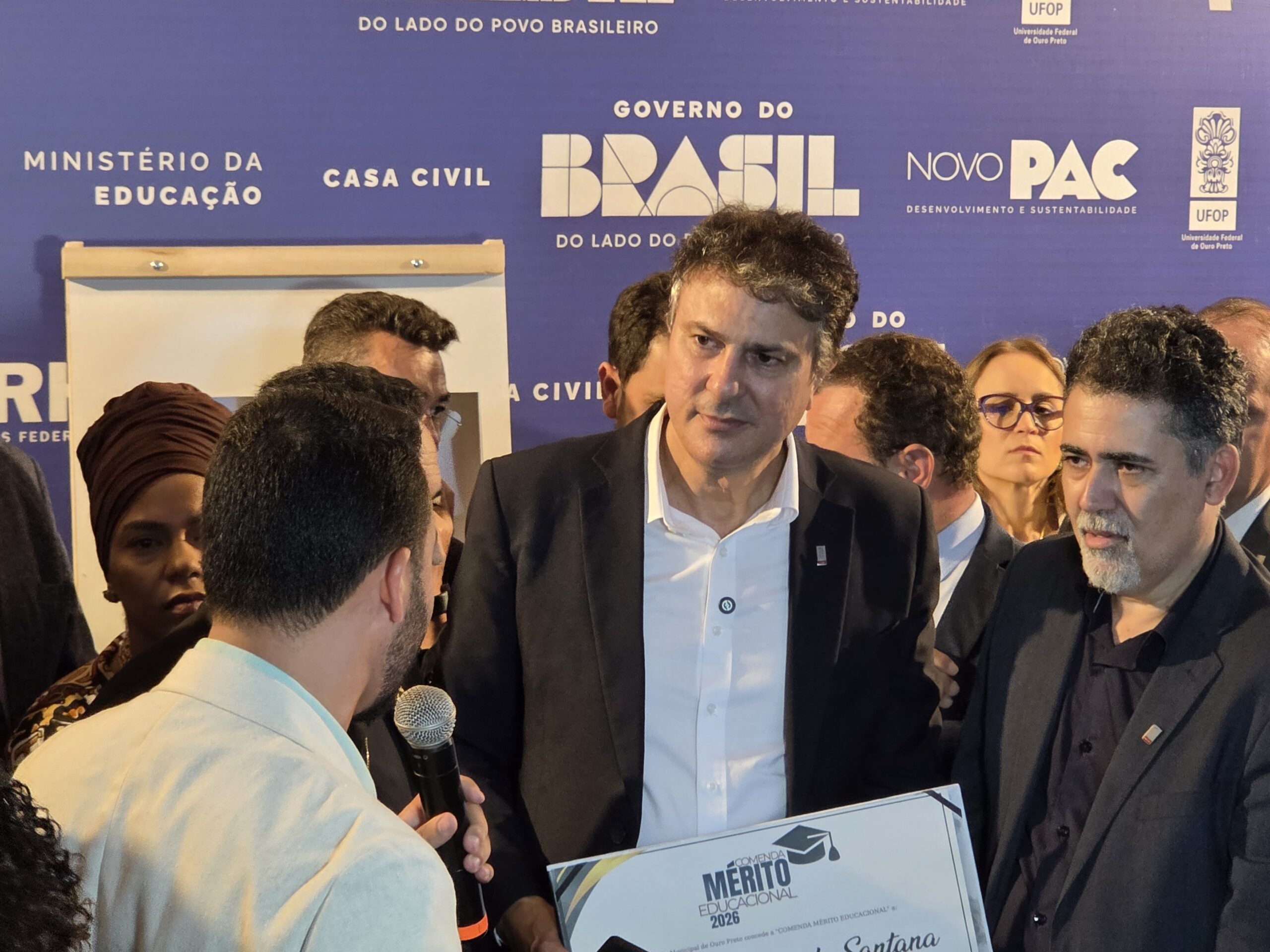 Ministro Camilo Santana recebe homenagem da Câmara de Ouro Preto, que reconhece trajetórias marcadas pelo compromisso com a Educação