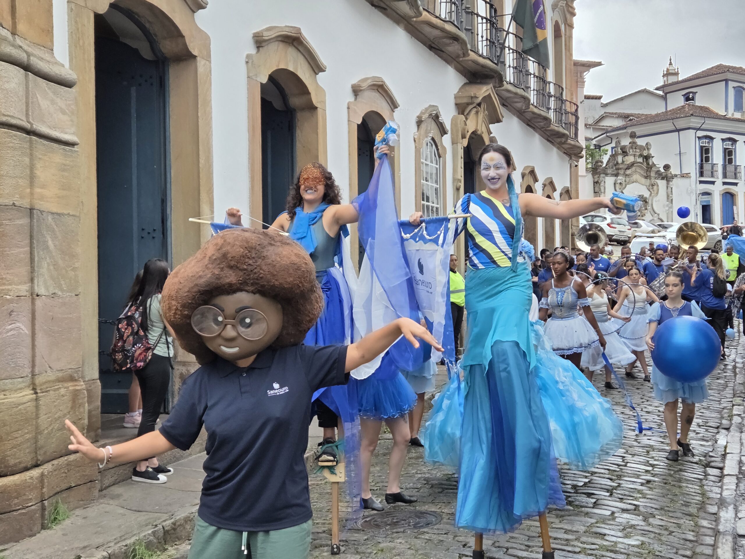 Saneouro leva Dia da Água em cortejo pelas ruas de Ouro Preto