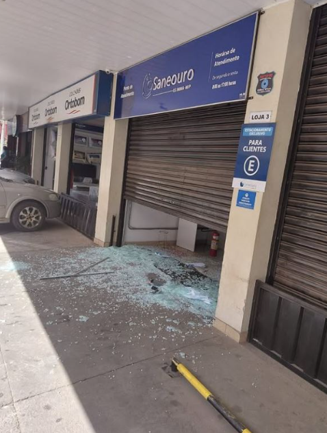 Homem quebra porta de vidro, invade loja e causa prejuízo em central de atendimento da Saneouro, em Ouro Preto