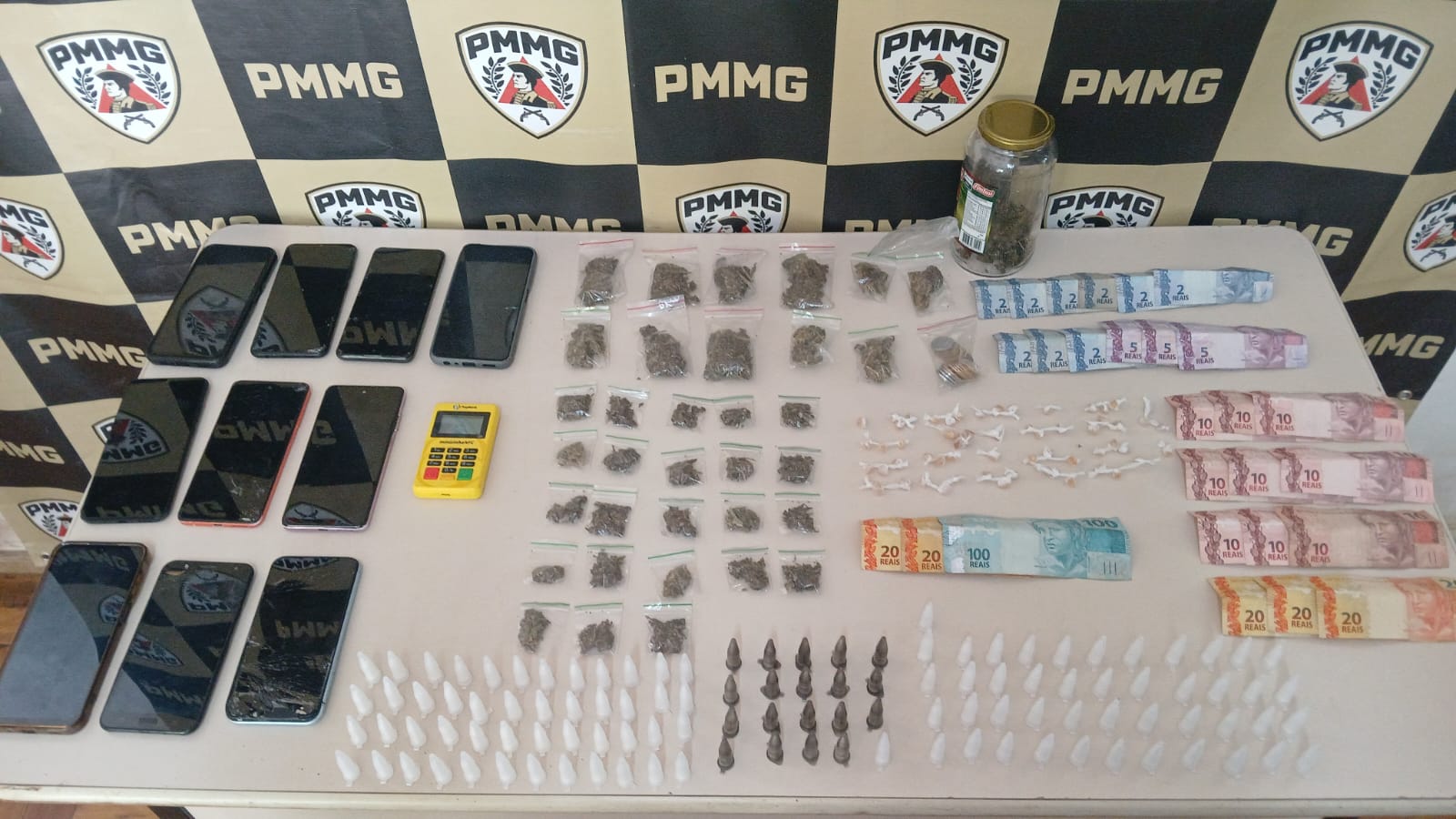 Quatro suspeitos de tráfico de drogas são apreendidos pela PM no bairro Padre Adelmo, em Itabirito
