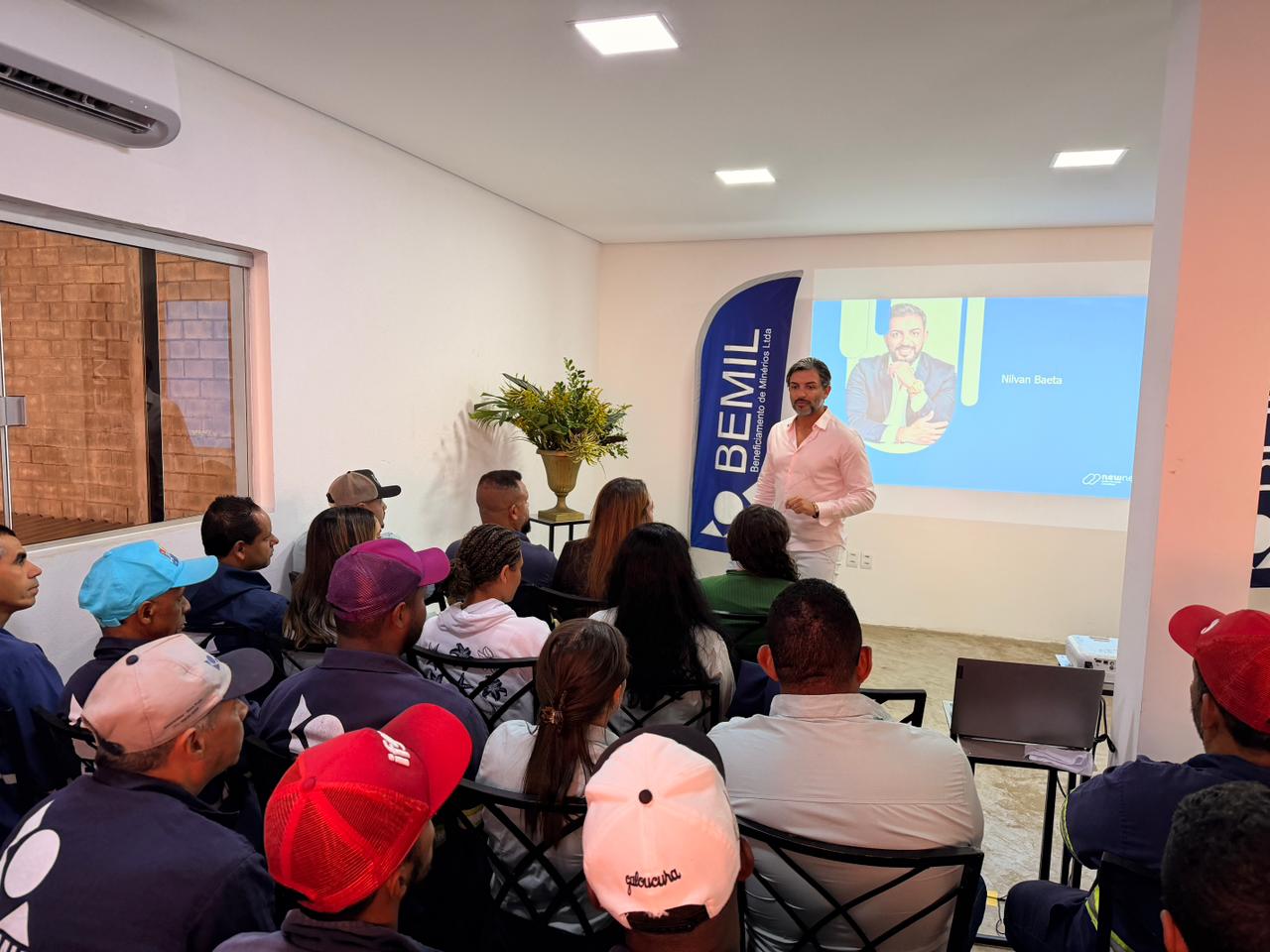 Secretário de Saúde de Nova Serrana palestra sobre saúde mental e bem-estar na abertura da SIPATMIN da Bemil