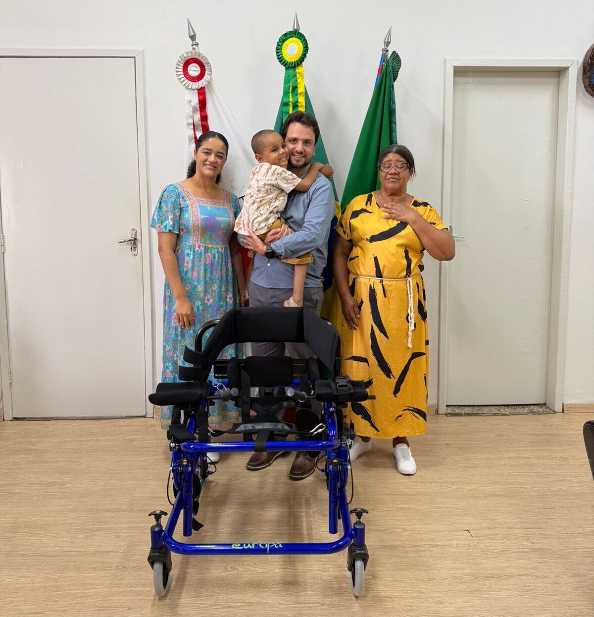 Prefeito de Mariana entrega andador adaptado infantil para o pequeno Dom