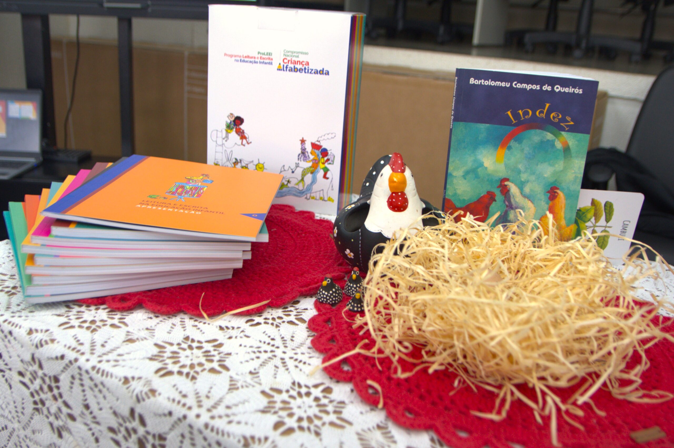 Programa Leitura e Escrita na Educação Infantil: kits de livros são entregues para professores cursistas