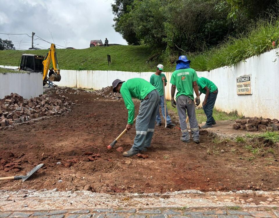 Intervenção no Terminal Rodoviário corrige calçamento e melhora circulação de ônibus em Ouro Preto