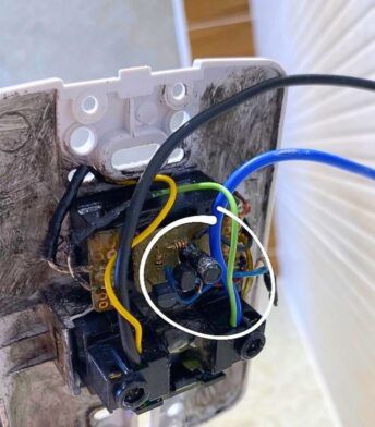 Câmera escondida é encontrada em banheiro feminino de clube em Itabirito