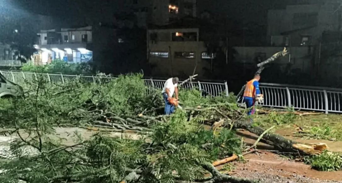 Após temporal de sexta-feira, Itabirito registra danos e mobiliza equipes de limpeza