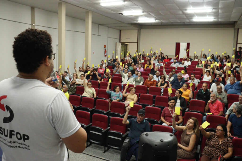 Após dois meses, ASSUFOP aprova indicativo de fim da greve para dia 15 de maio