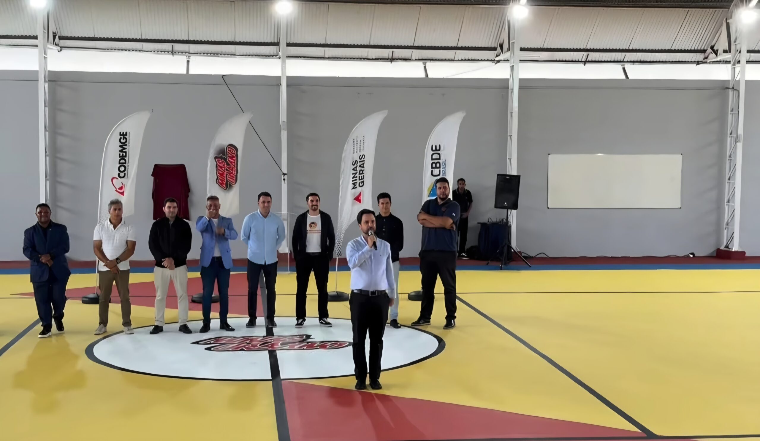 Quadra da Escola Monsenhor José Cota é revitalizada pela Prefeitura com apoio do Minas Urbano em Mariana