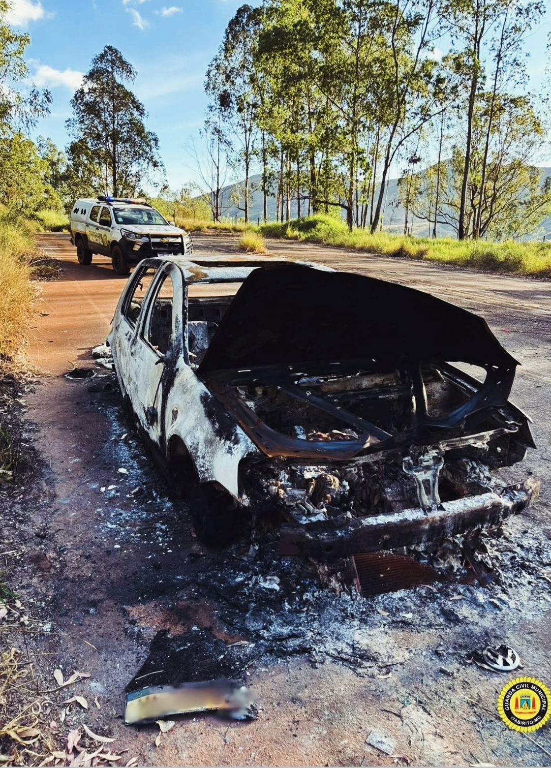 Guarda Civil Municipal de Itabirito localiza veículo furtado totalmente carbonizado na zona rural