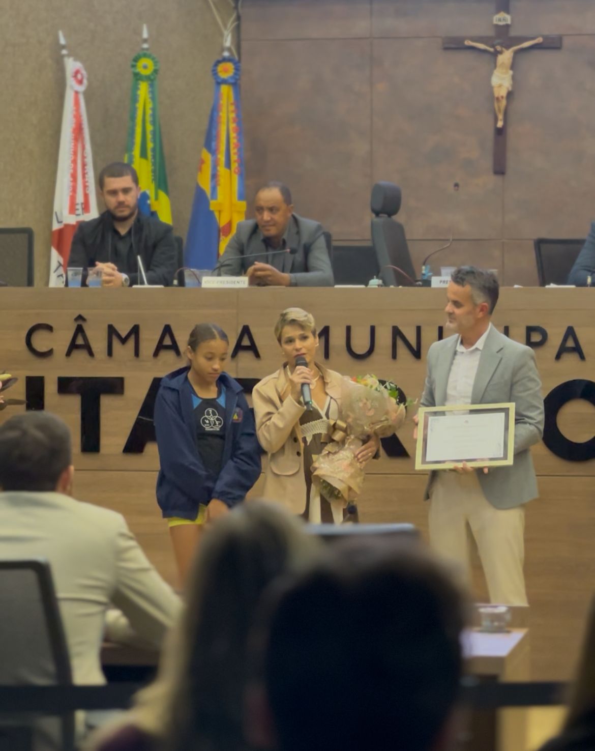 Câmara de Itabirito realiza entrega da Moção de Bons Serviços e do Diploma Mãe Nota 1000