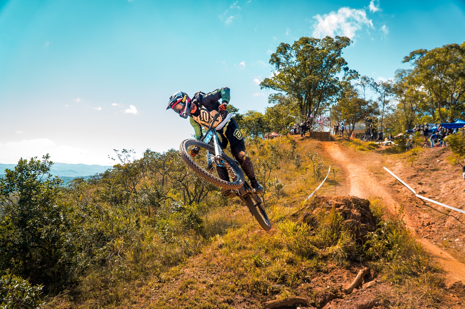 Golden Biker Downhill movimenta Alto do Cristo de Itabirito