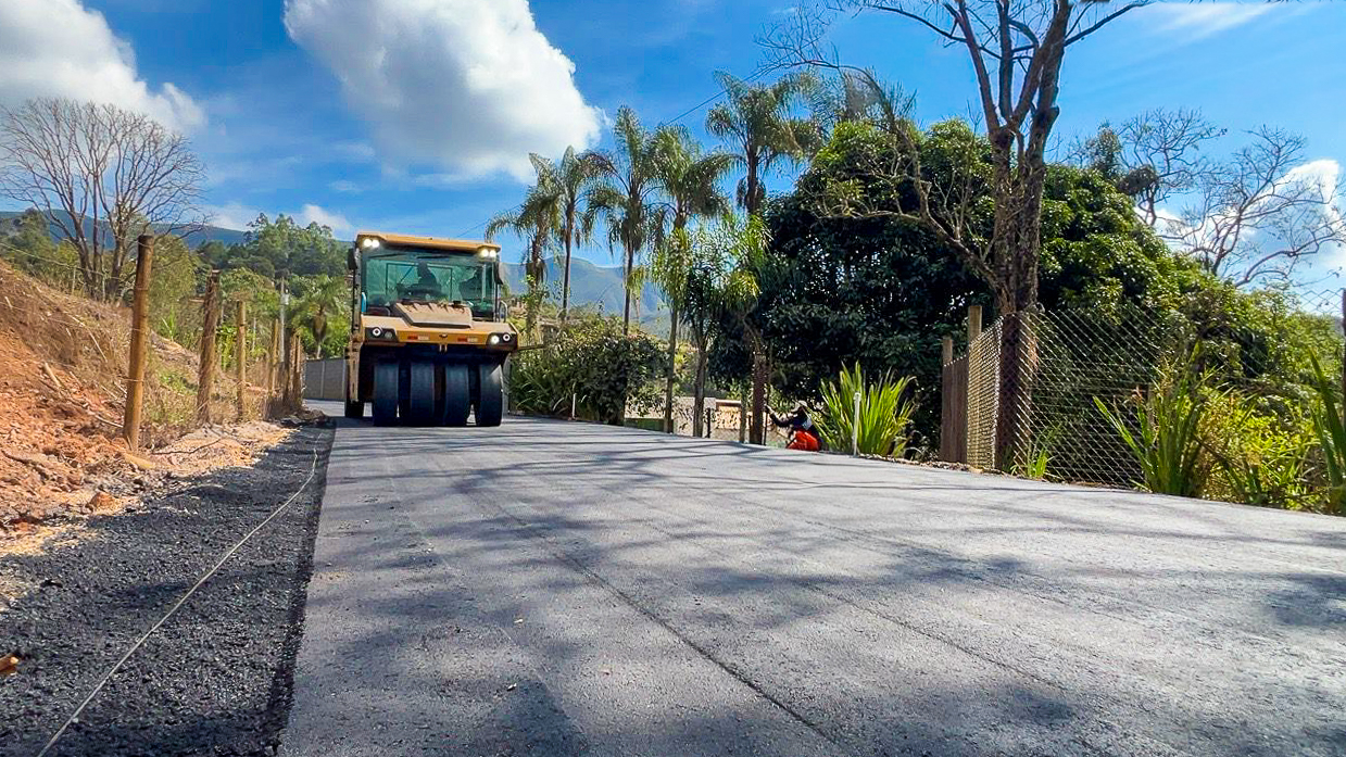 Prefeitura de Itabirito realiza obras de pavimentação em Ribeirão do Eixo