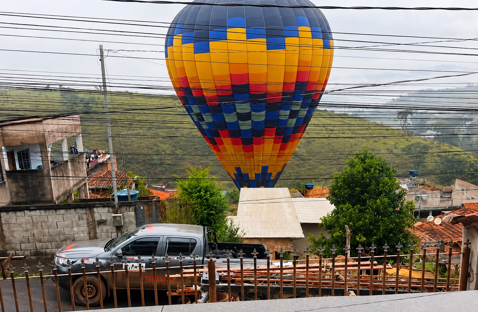 Balão chama atenção ao pousar próximo a casas em Itabirito