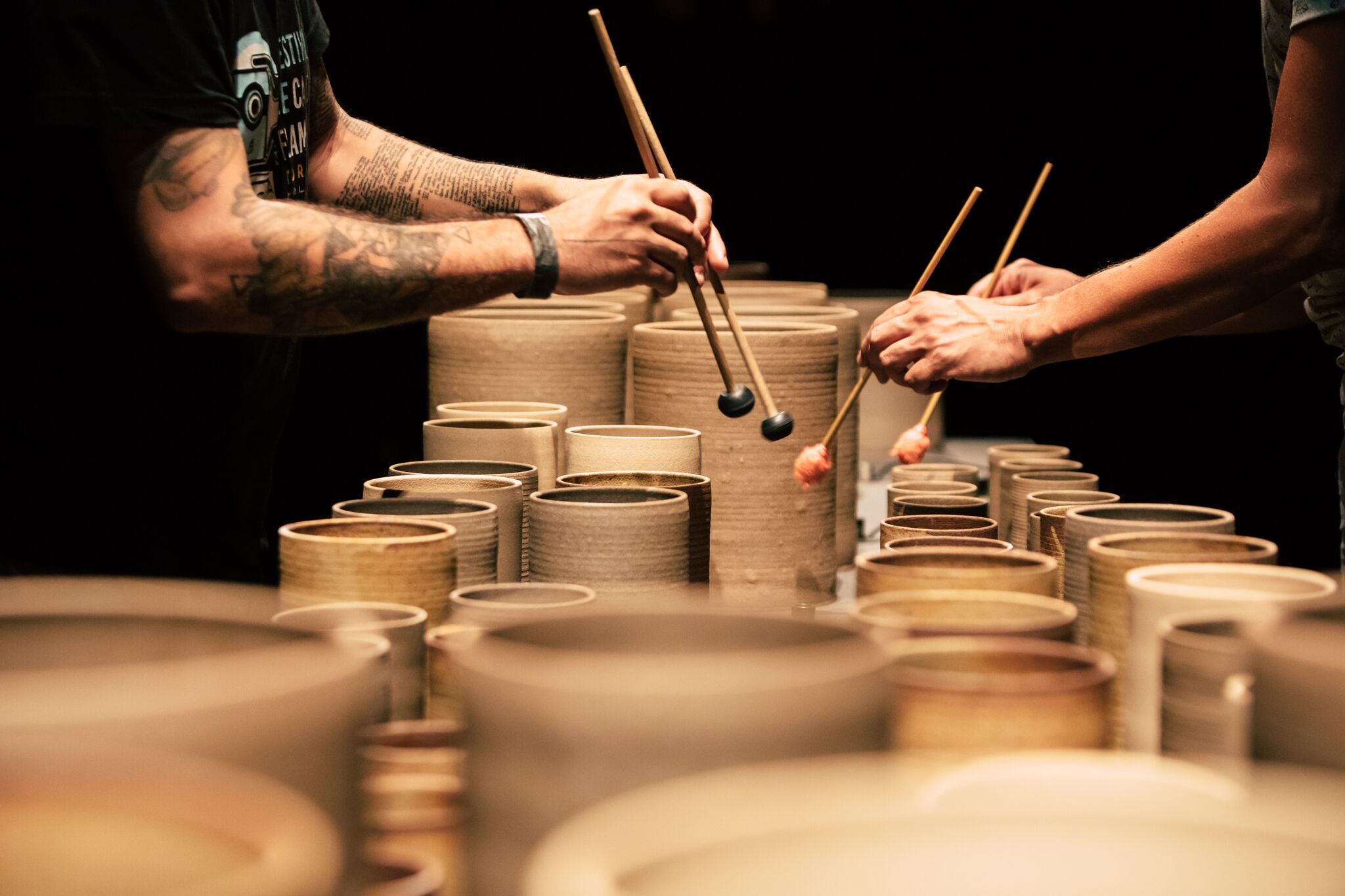 “Concerto Mineral”: com nome inusitado, espetáculo leva cerâmica musical à Praça Tiradentes