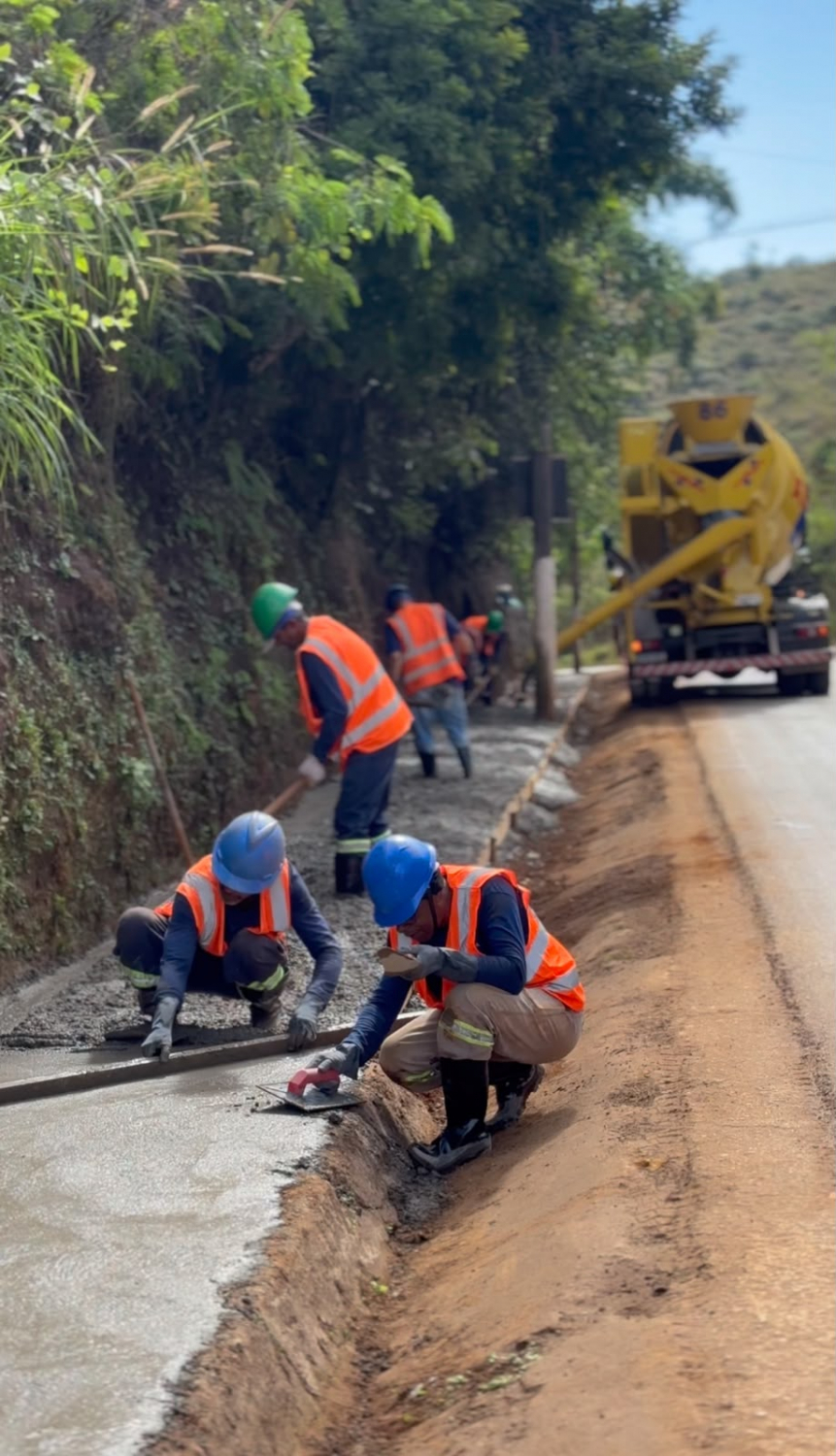 Obra na MG-129 avança para etapa de concretagem dos novos passeios em Antônio Pereira